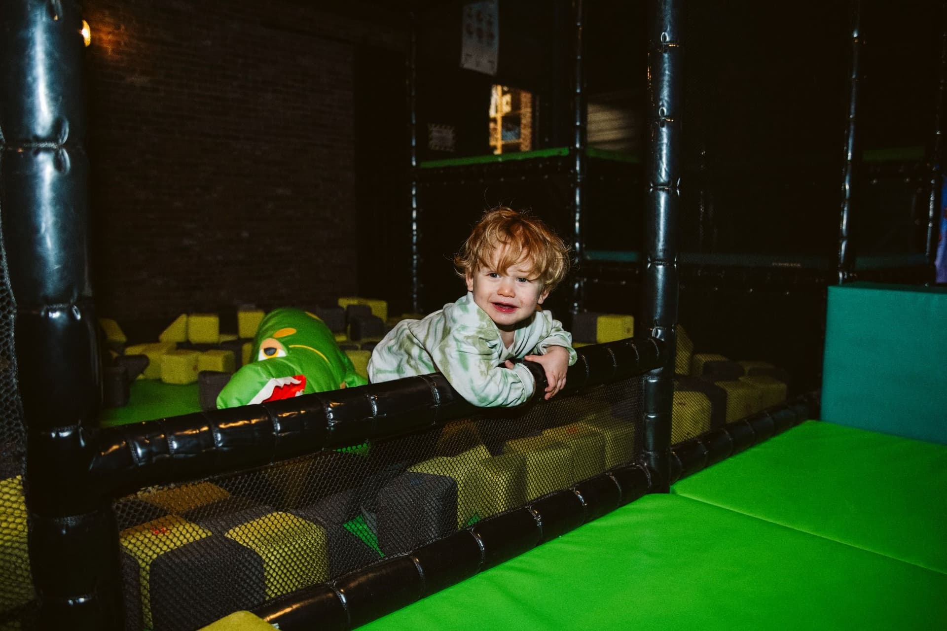 Tafels met zicht op de kinderspeeltuin