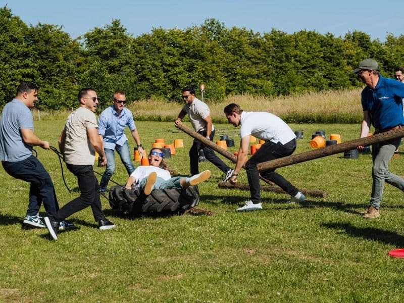 Bourgondische kruiwagen mee het veld in