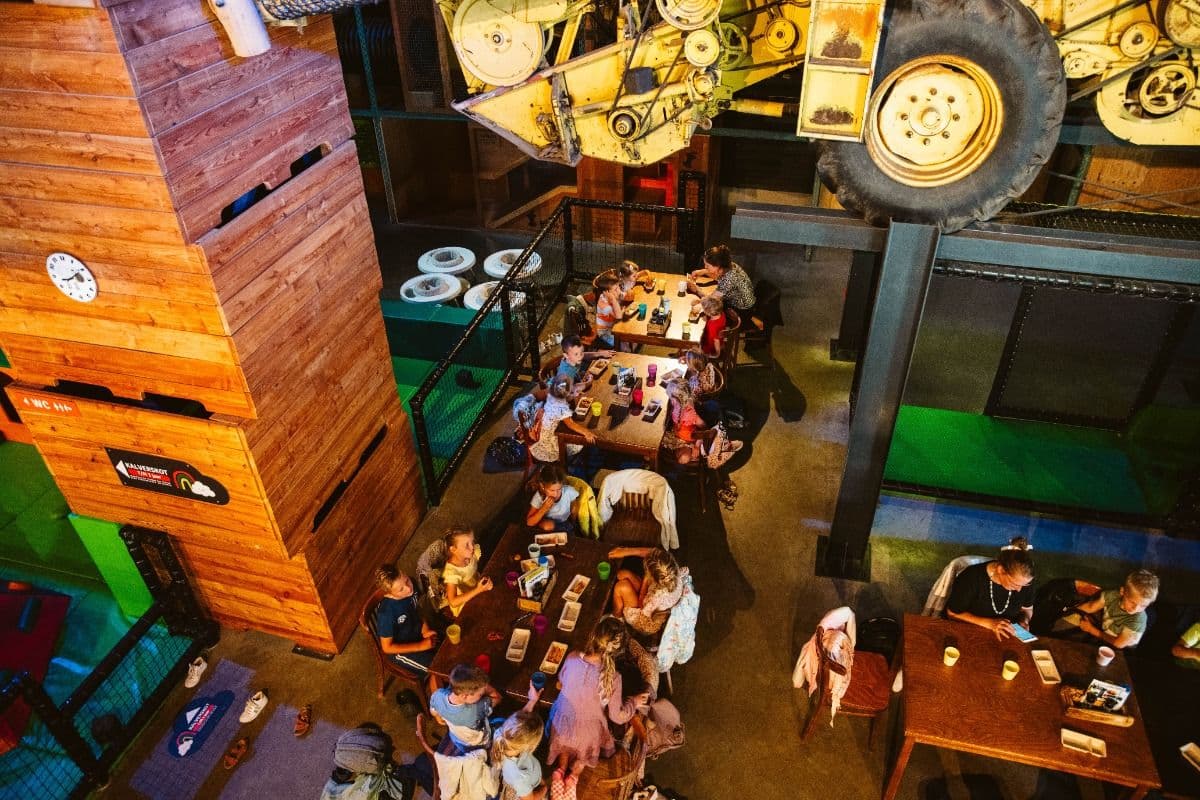 Beneden bij de speeltuin (speelschuur)