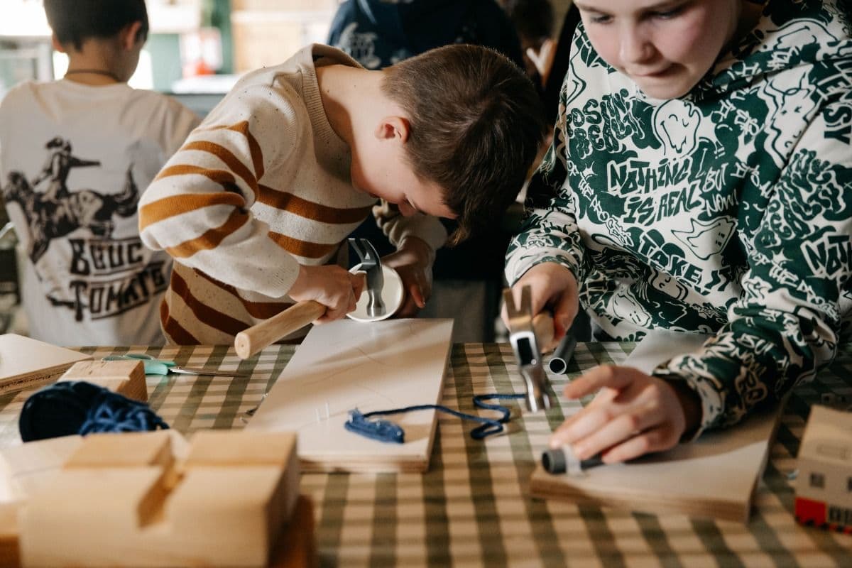 Kinderfeestje met knikkerbaan timmeren