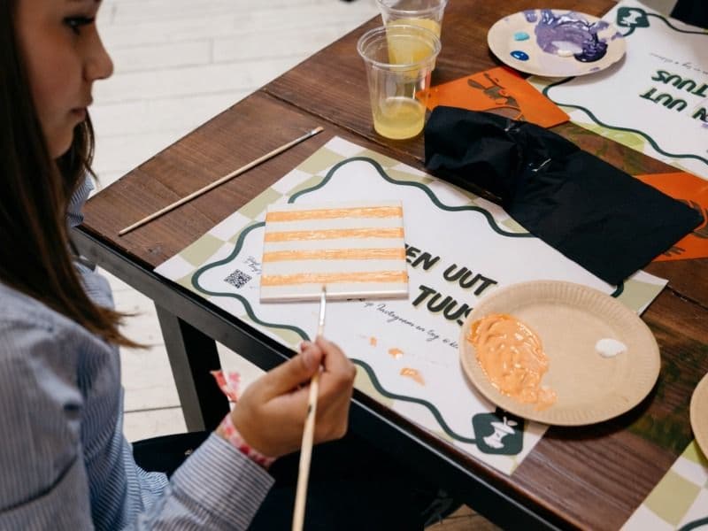Kinderfeestje met tegeltjes schilderen